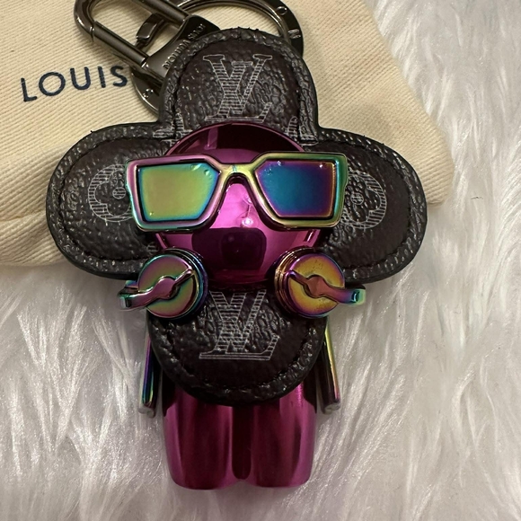 Louis V Multicolor Keychain - Picture 5 of 8